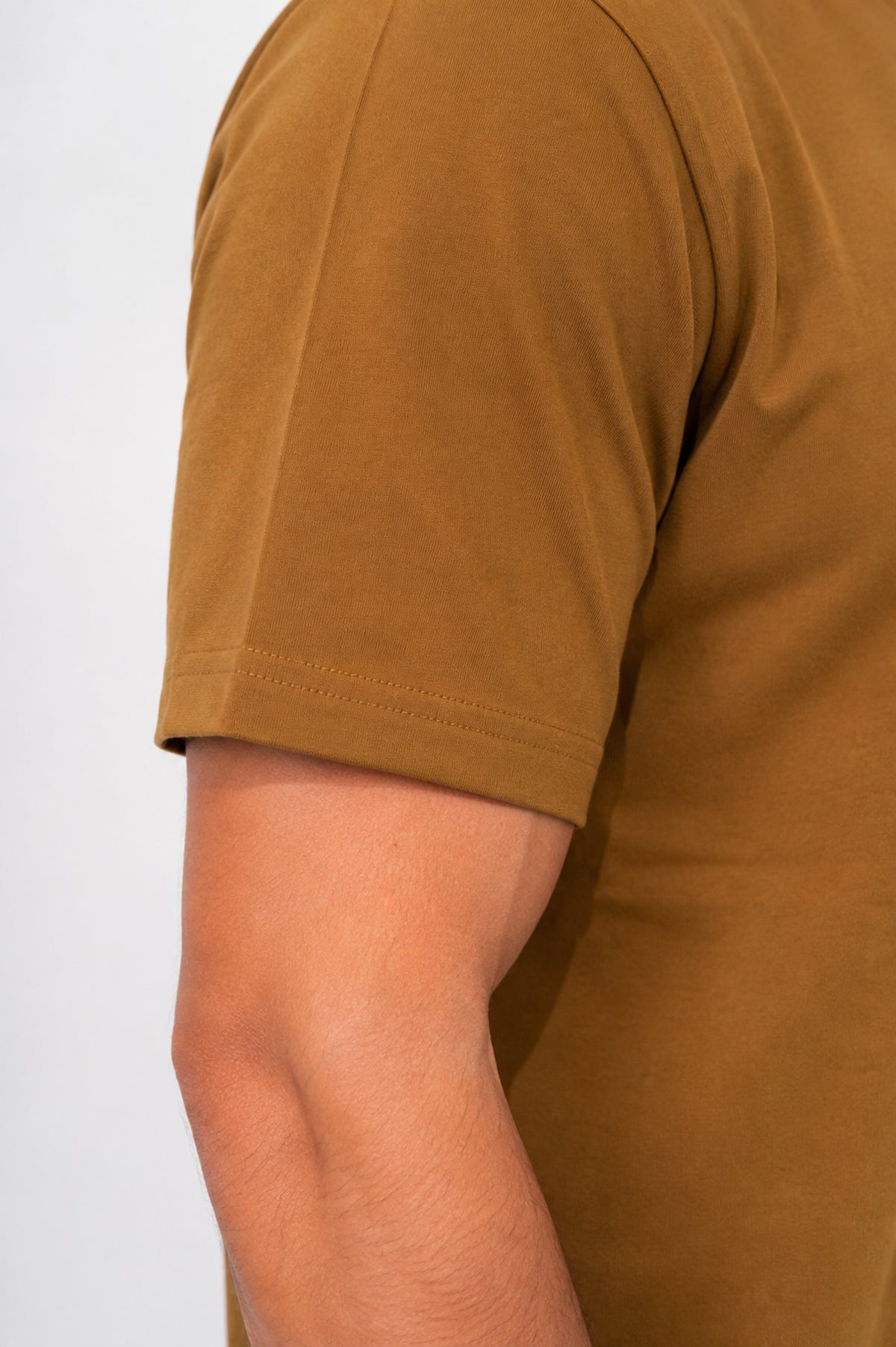 Detalle de la manga y el gramaje de la camiseta basica Zenth