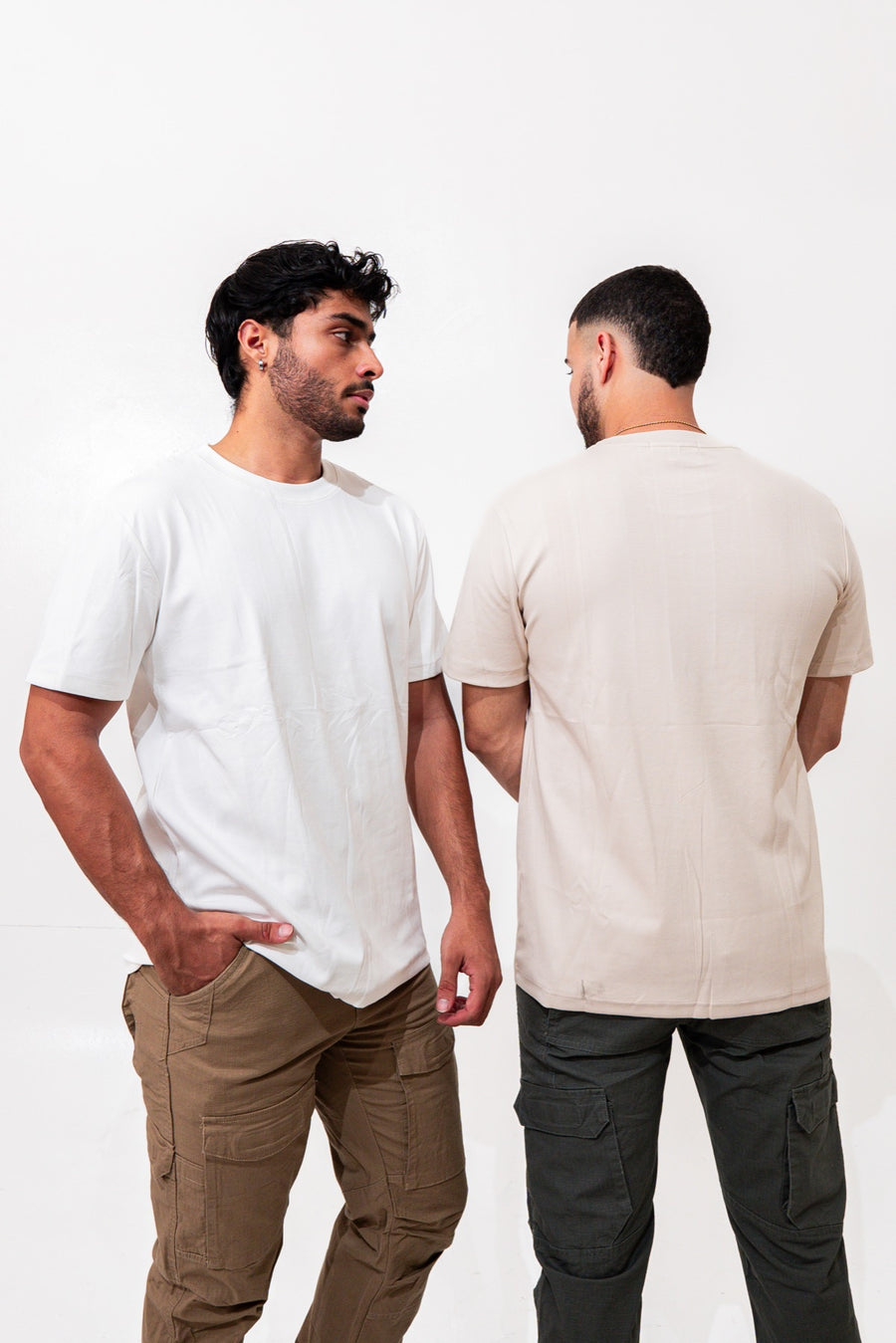 Modelos de espalda con camiseta basica Zenth blanca y cruda