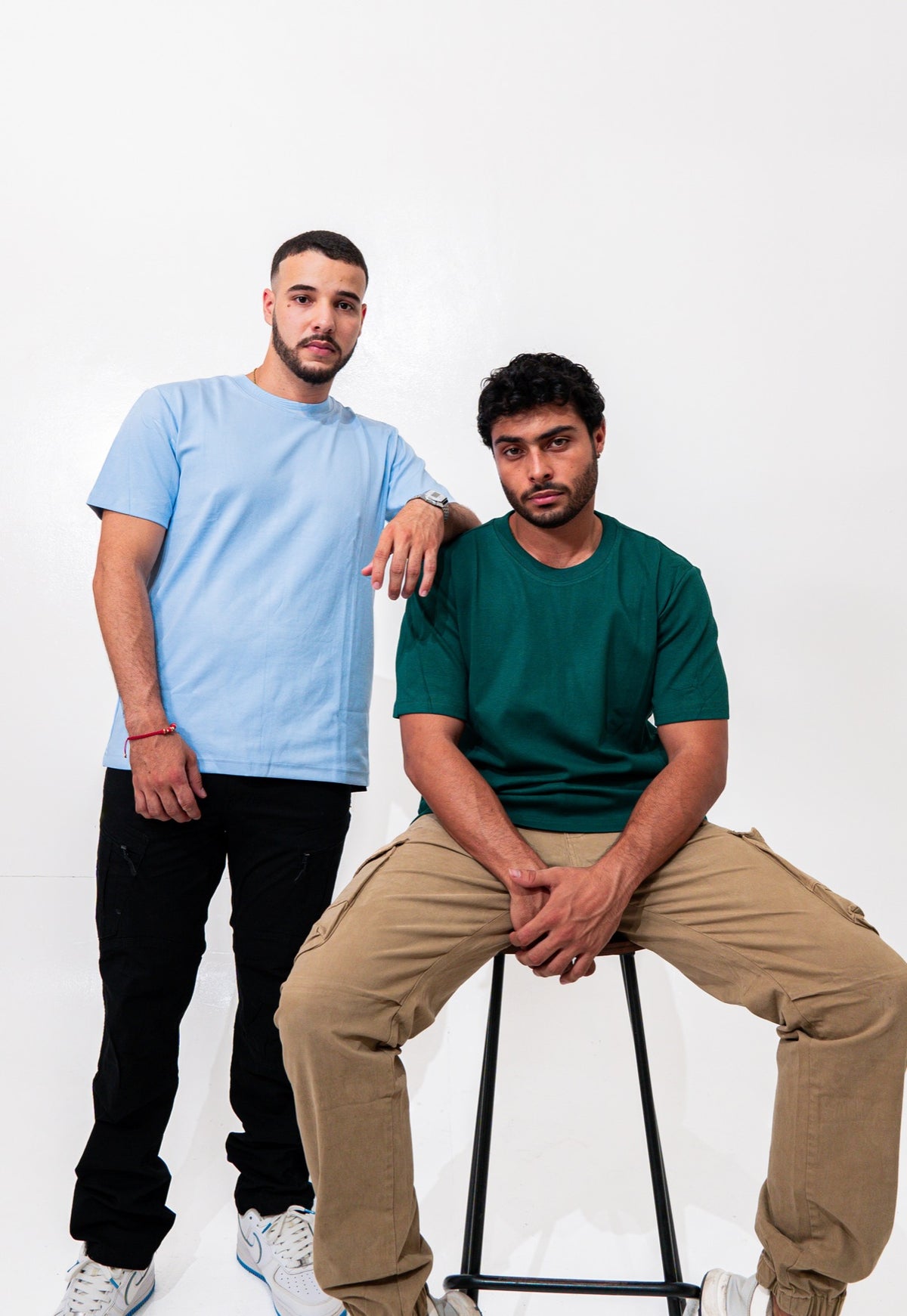 Modelos con camiseta basica Zenth celeste y verde