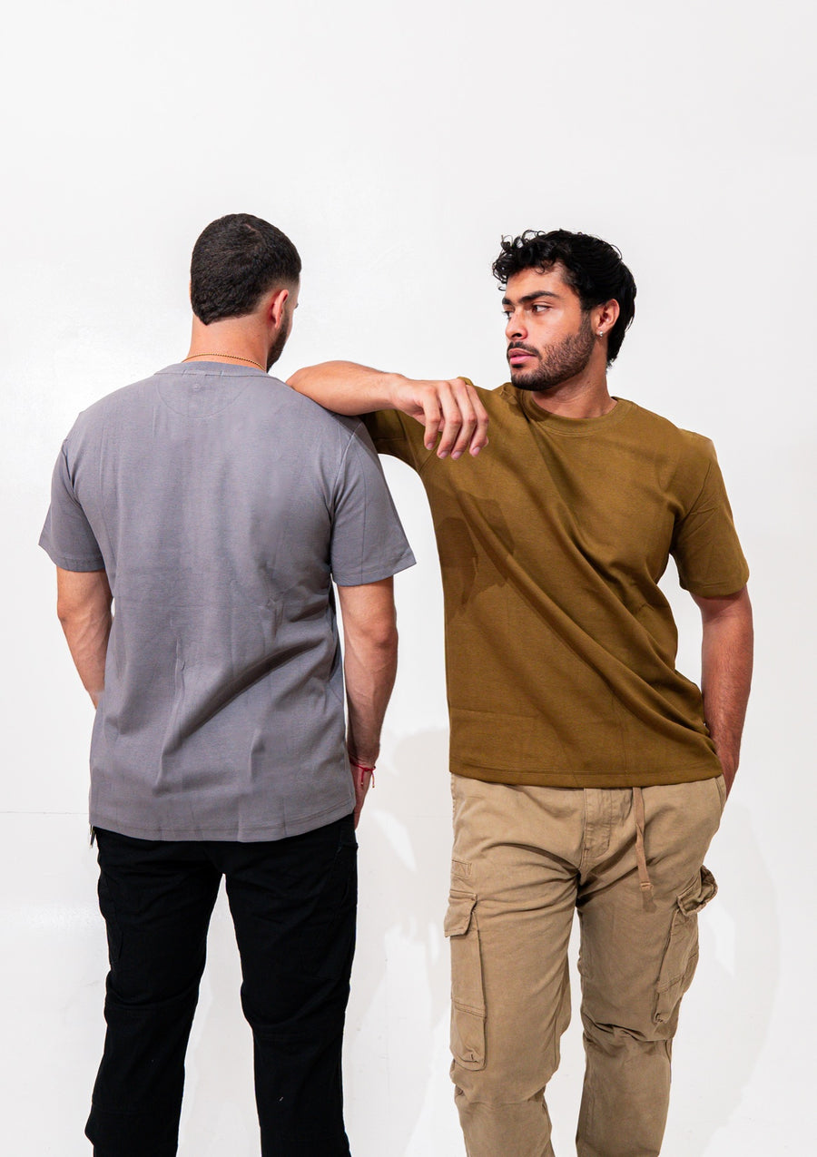 Modelos con camiseta basica Zenth gris y camel, vista de espalda y frente
