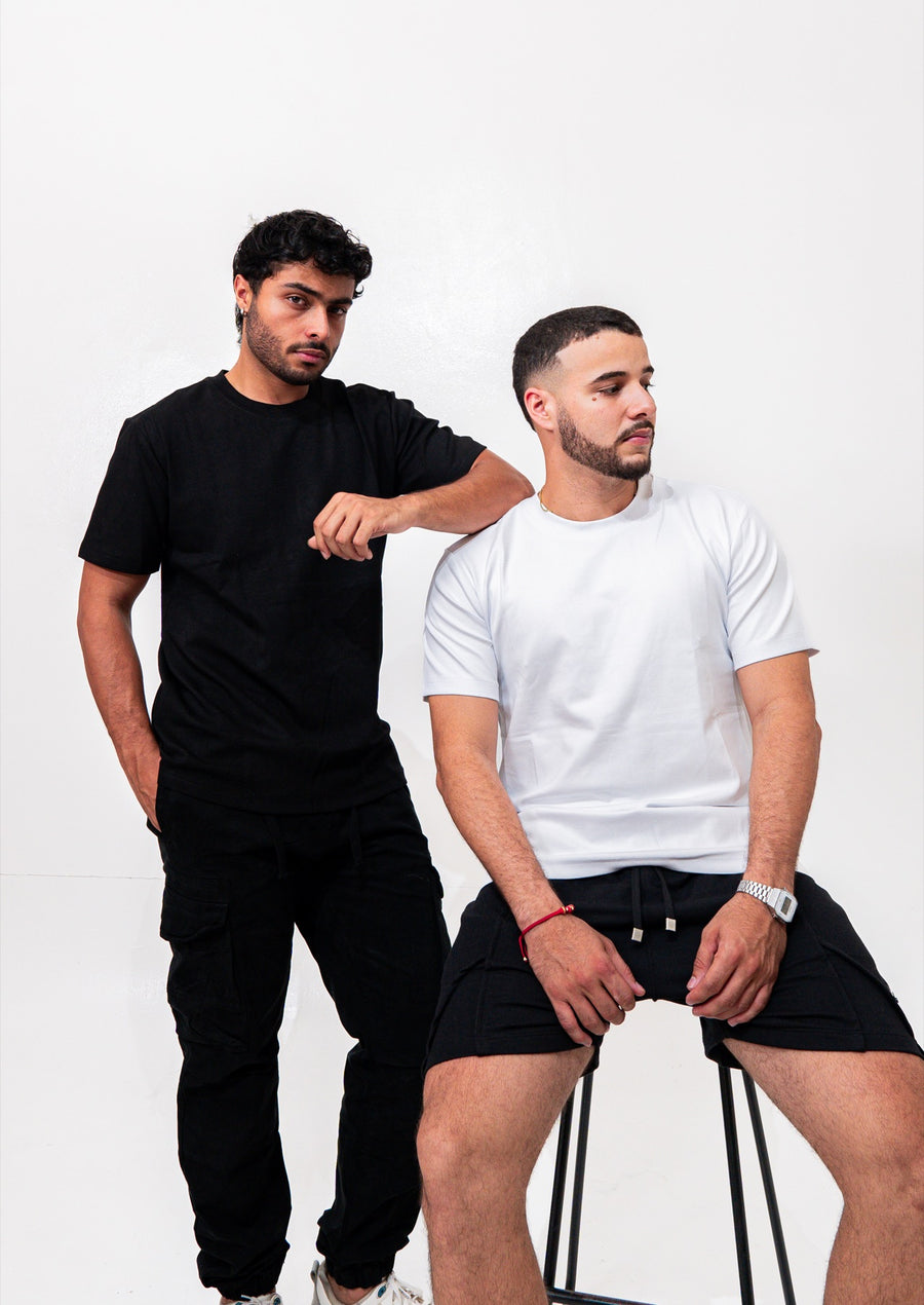 Modelos con camiseta basica Zenth negra y blanca, plano de estudio