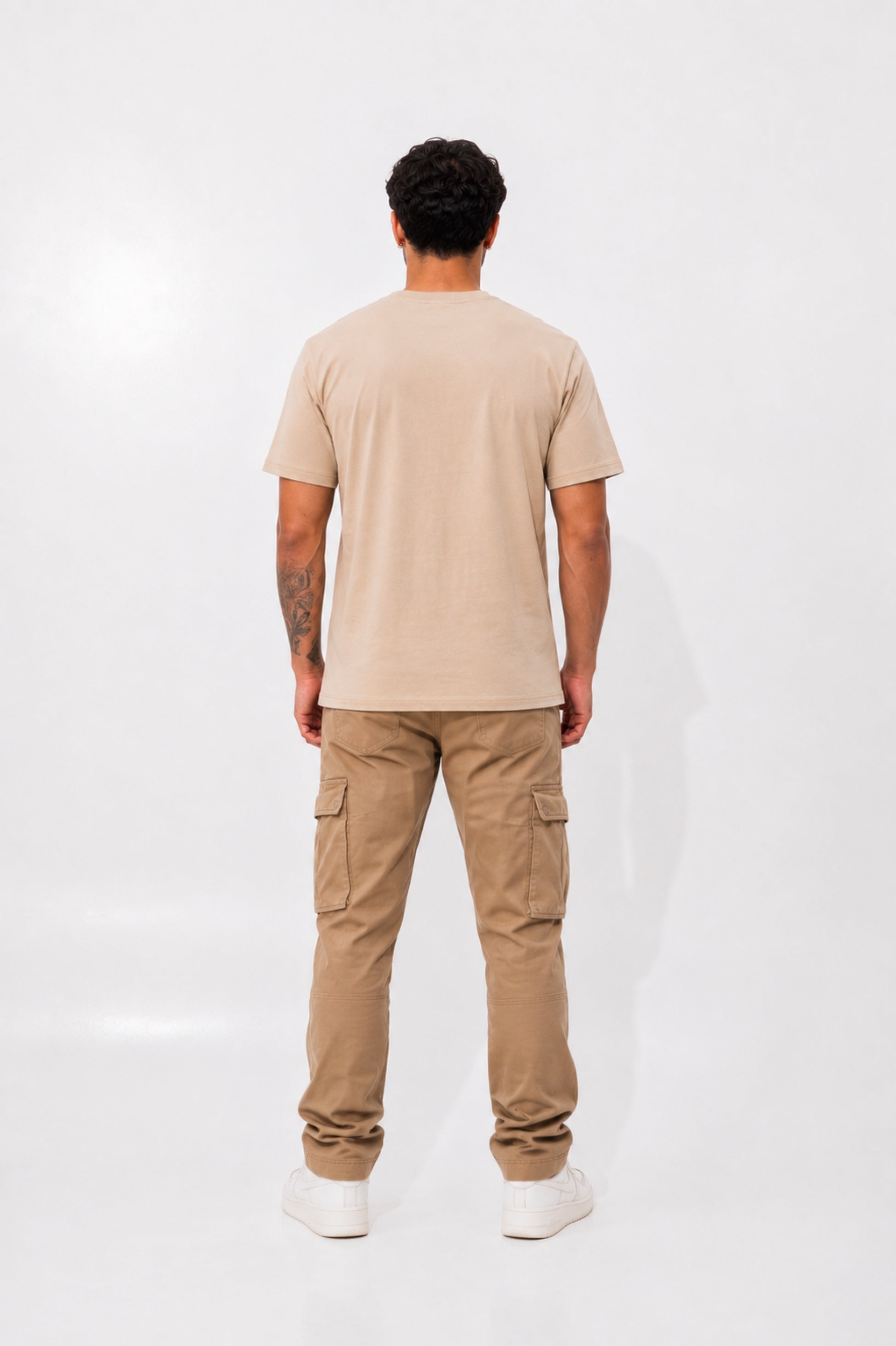 Camiseta basica Zenth camel, vista de espalda