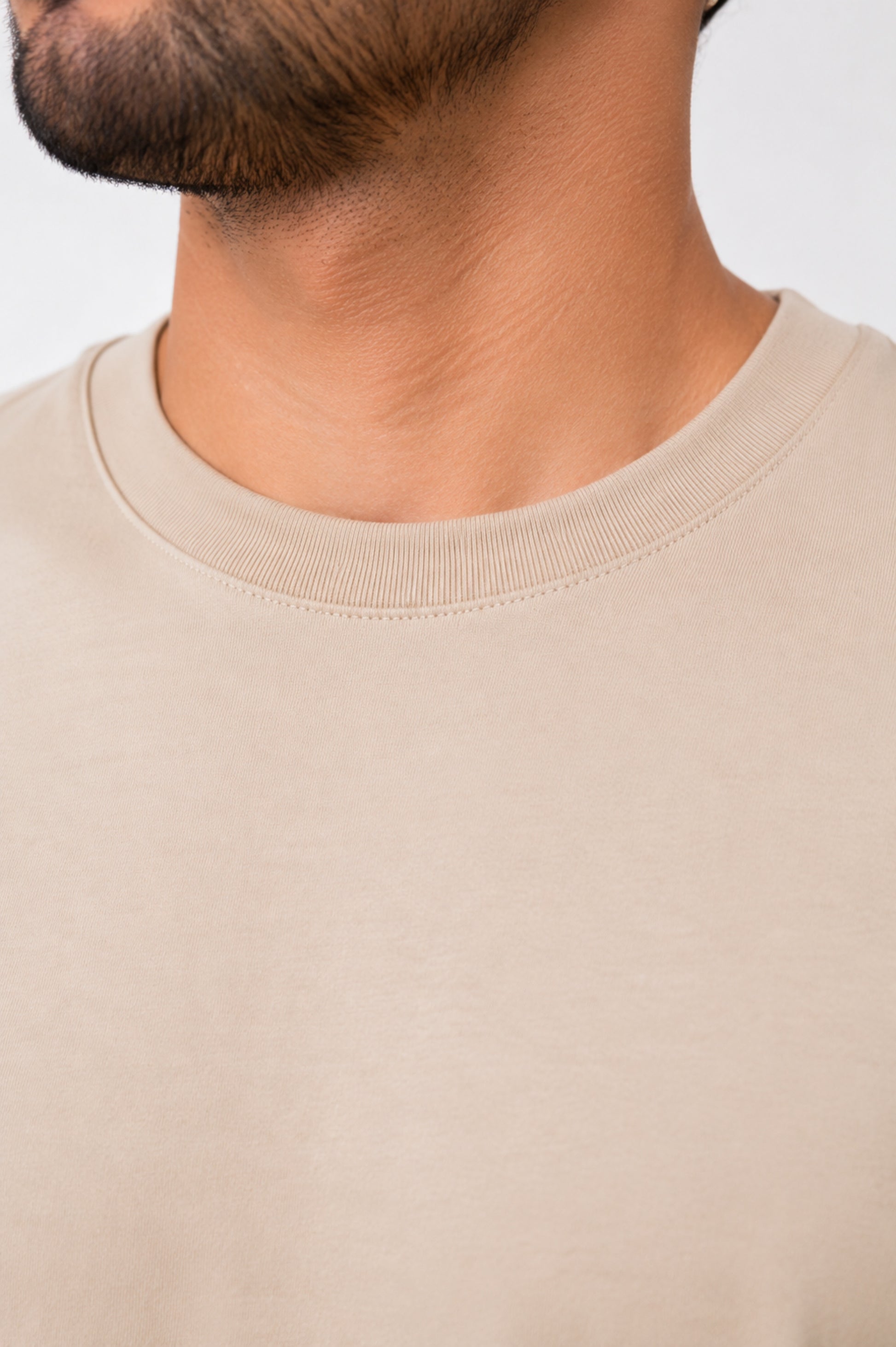 Detalle del cuello y la tela de la camiseta basica Zenth camel