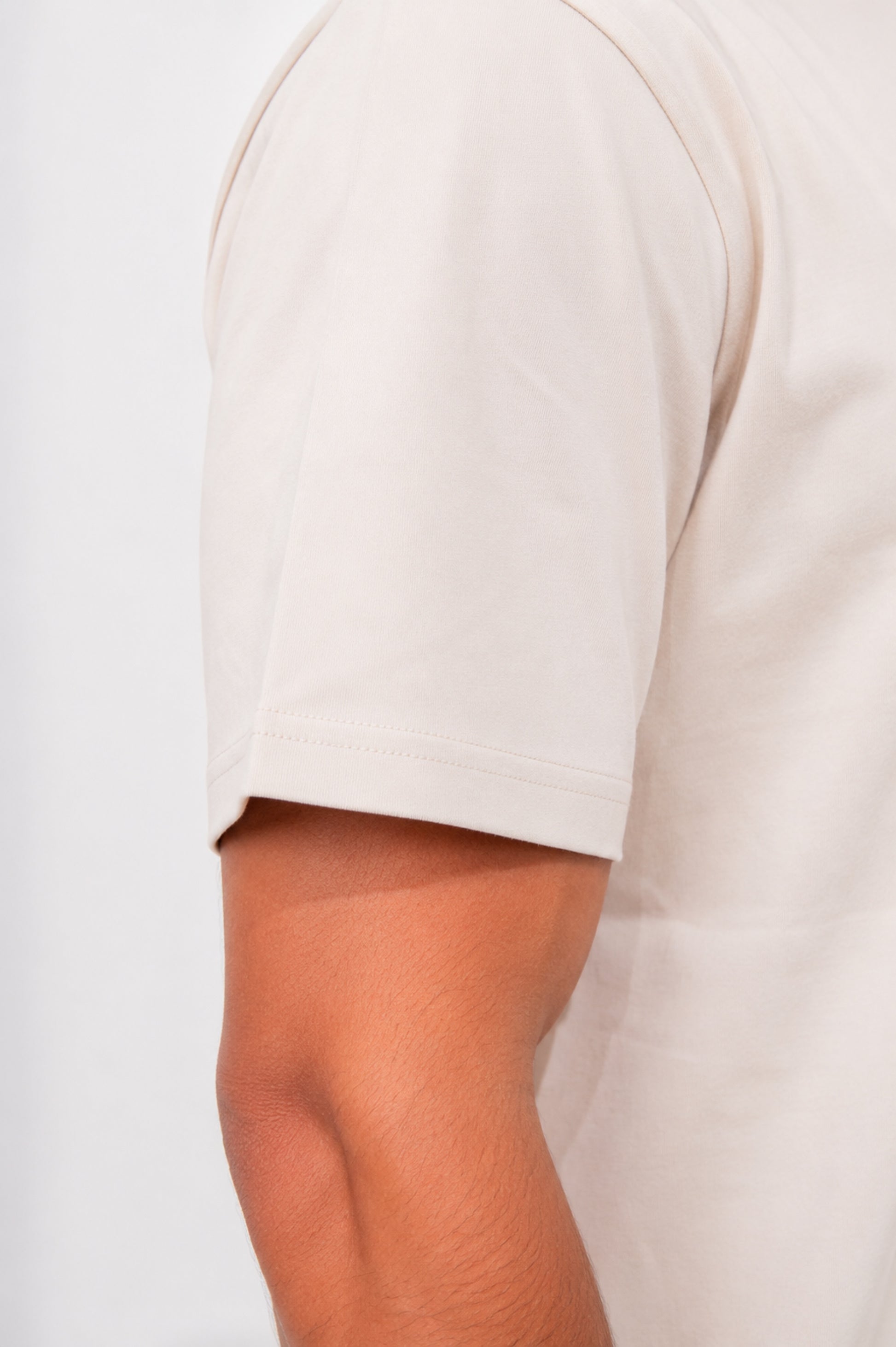 Detalle de la manga y la tela de la camiseta basica Zenth color crudo