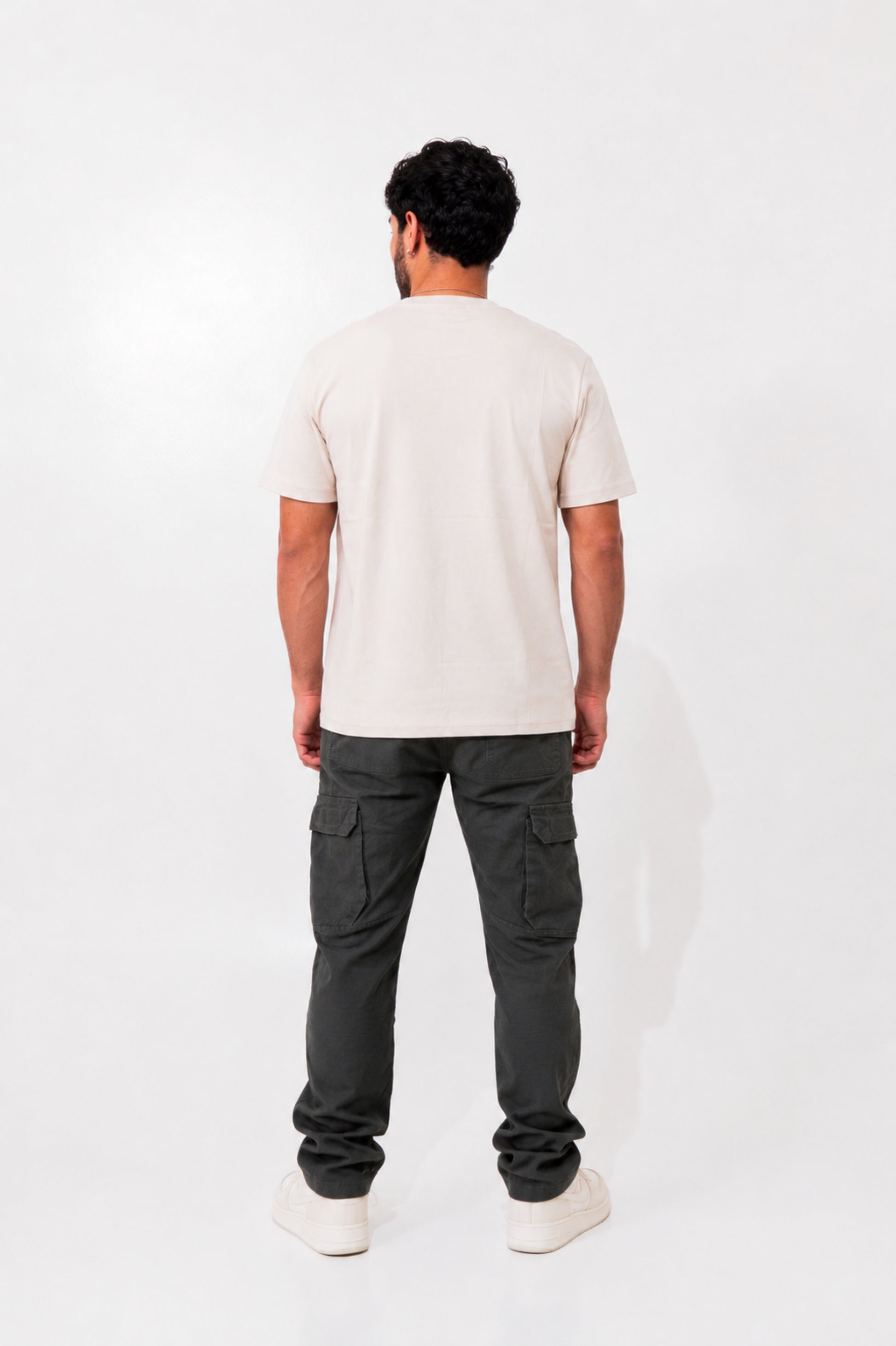 Camiseta basica Zenth color crudo, vista de espalda