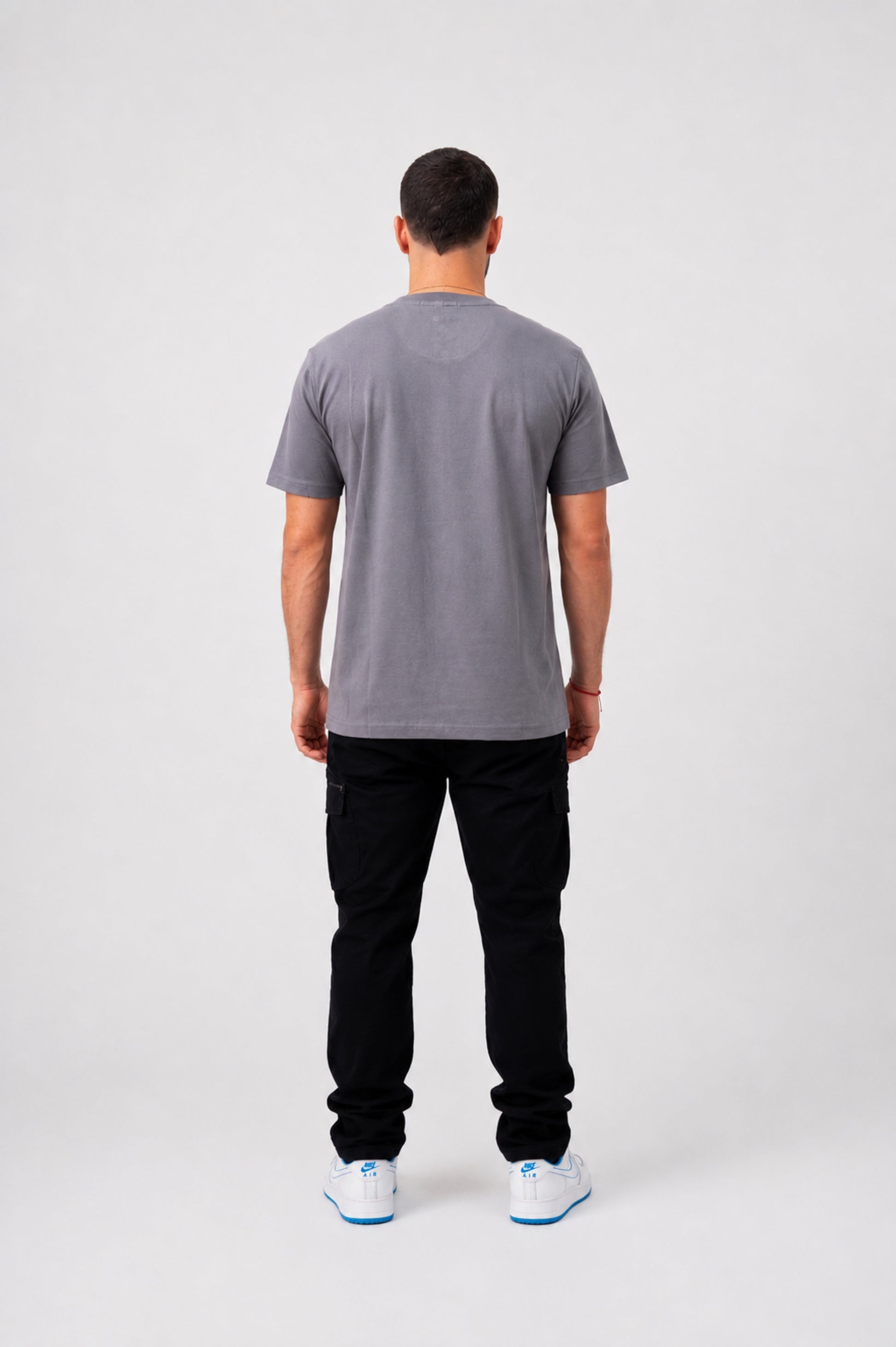 Camiseta basica Zenth gris, vista de espalda