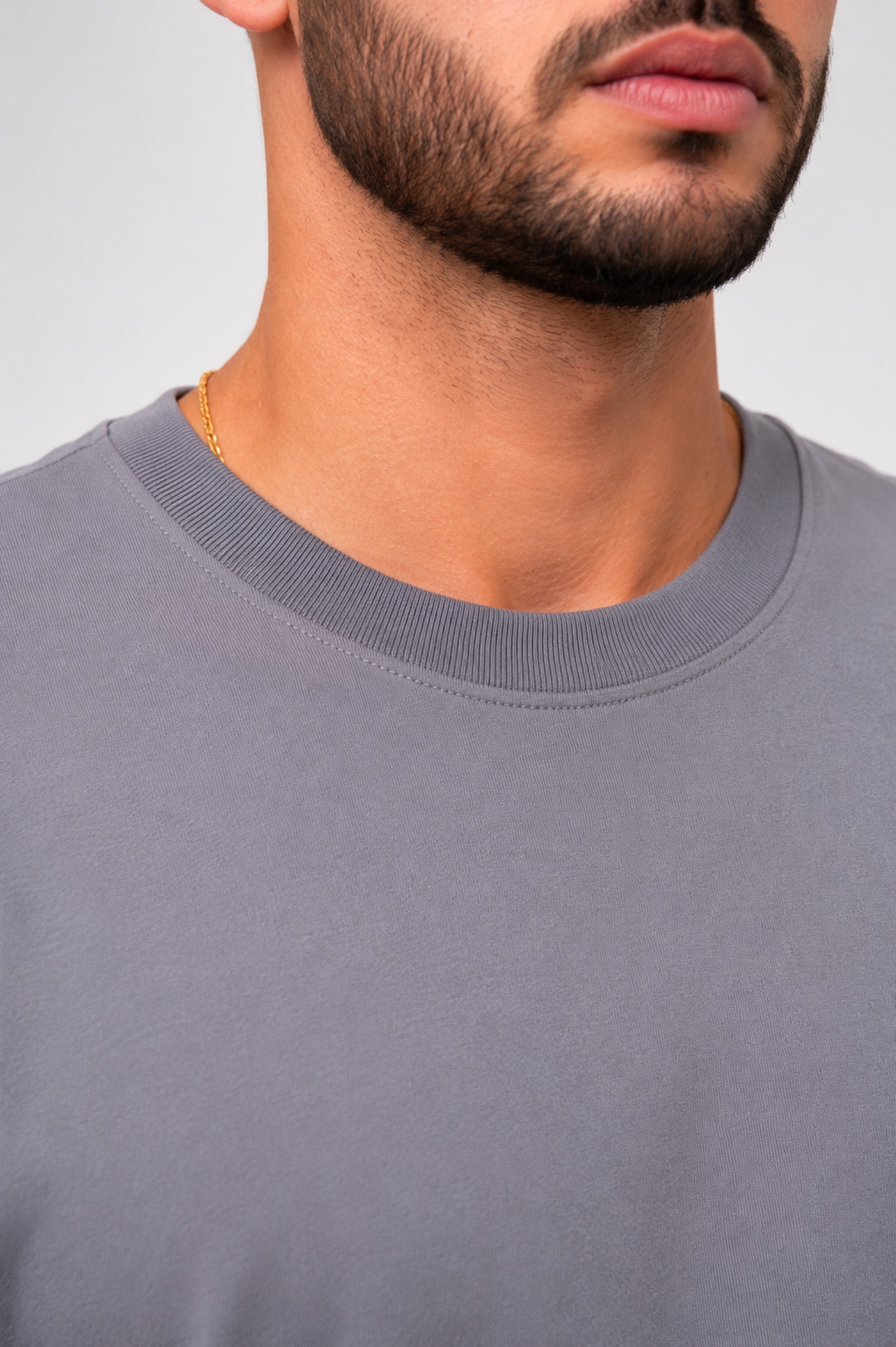 Detalle del cuello y la tela de la camiseta basica Zenth gris