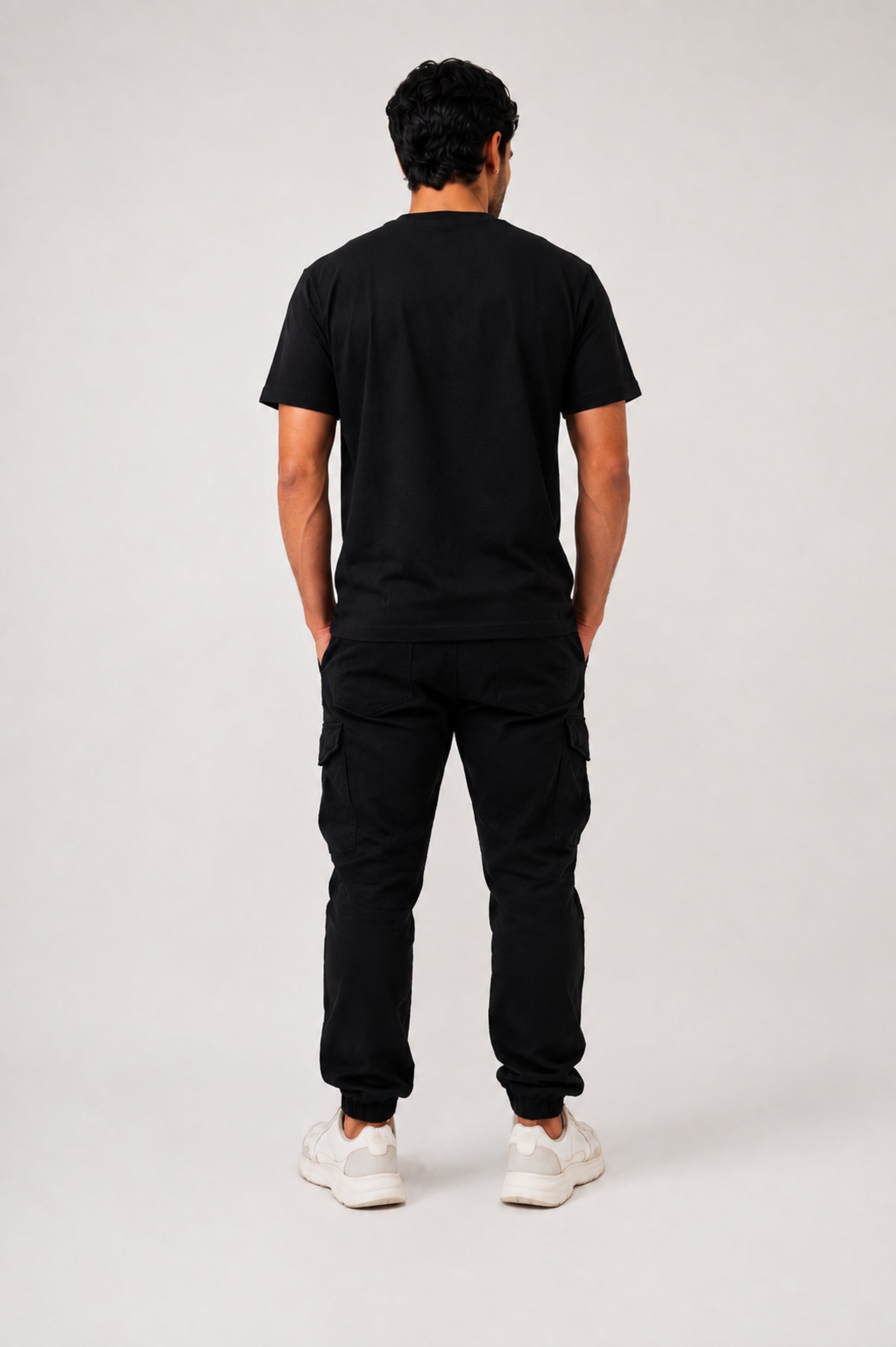 Camiseta basica Zenth negra, vista de espalda