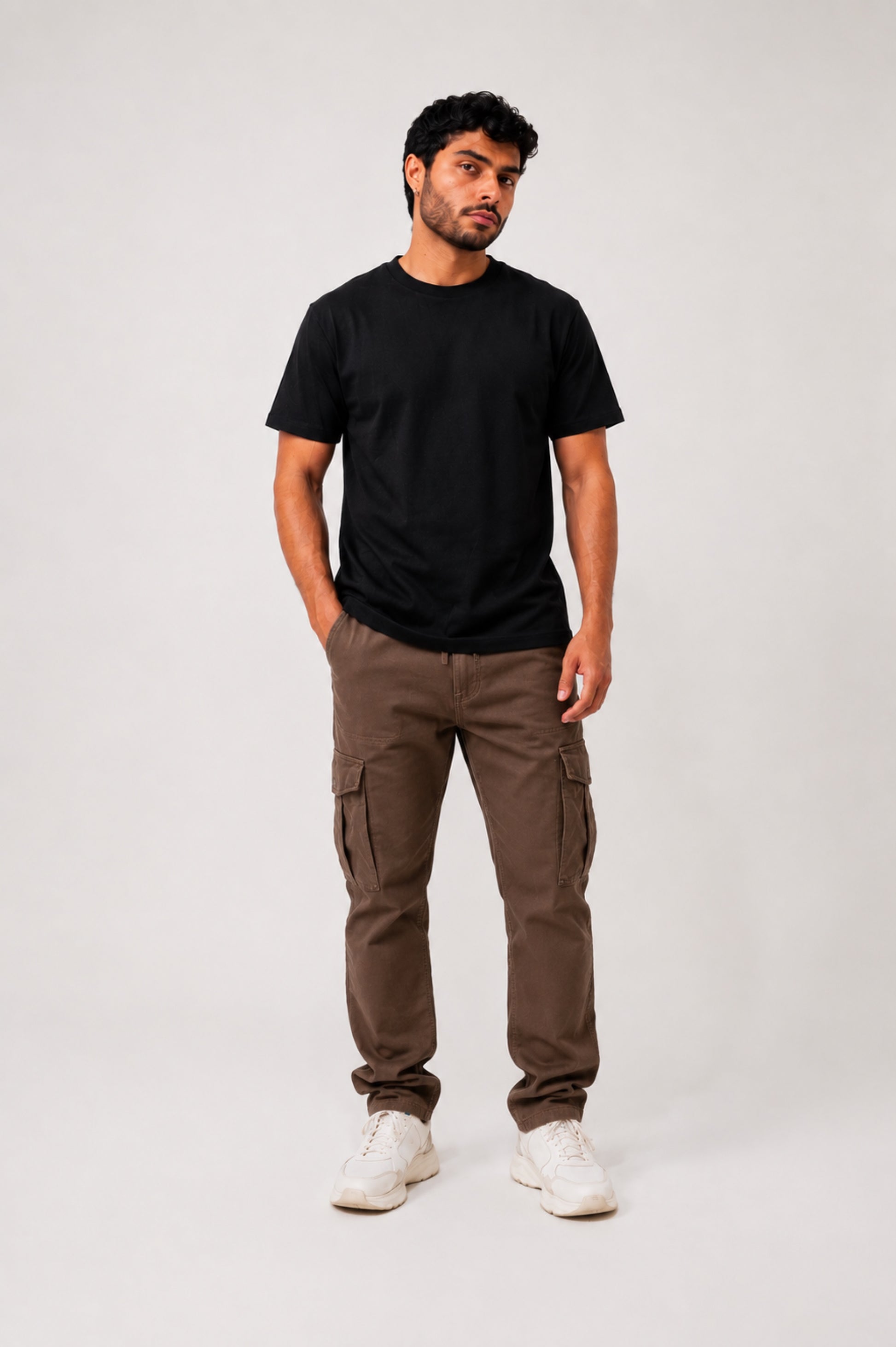 Camiseta basica Zenth negra combinada con pantalon cargo cafe
