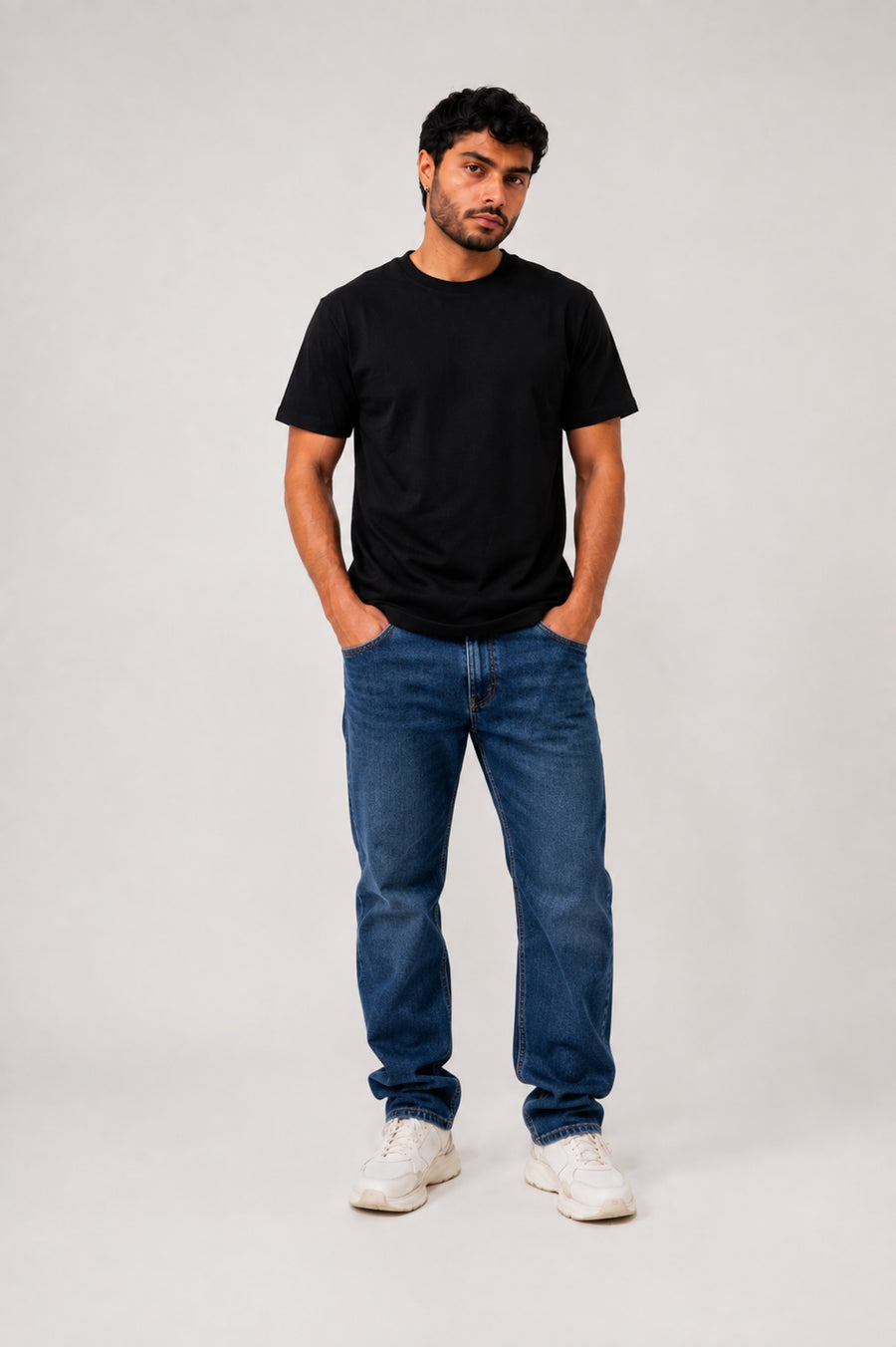 Camiseta basica Zenth negra combinada con jean azul