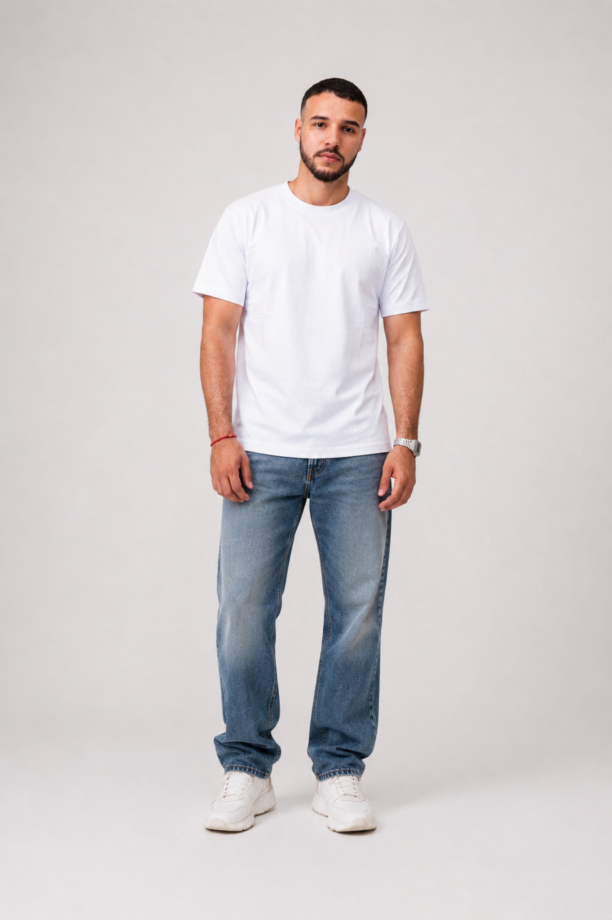 Camiseta basica Zenth blanca combinada con jean claro