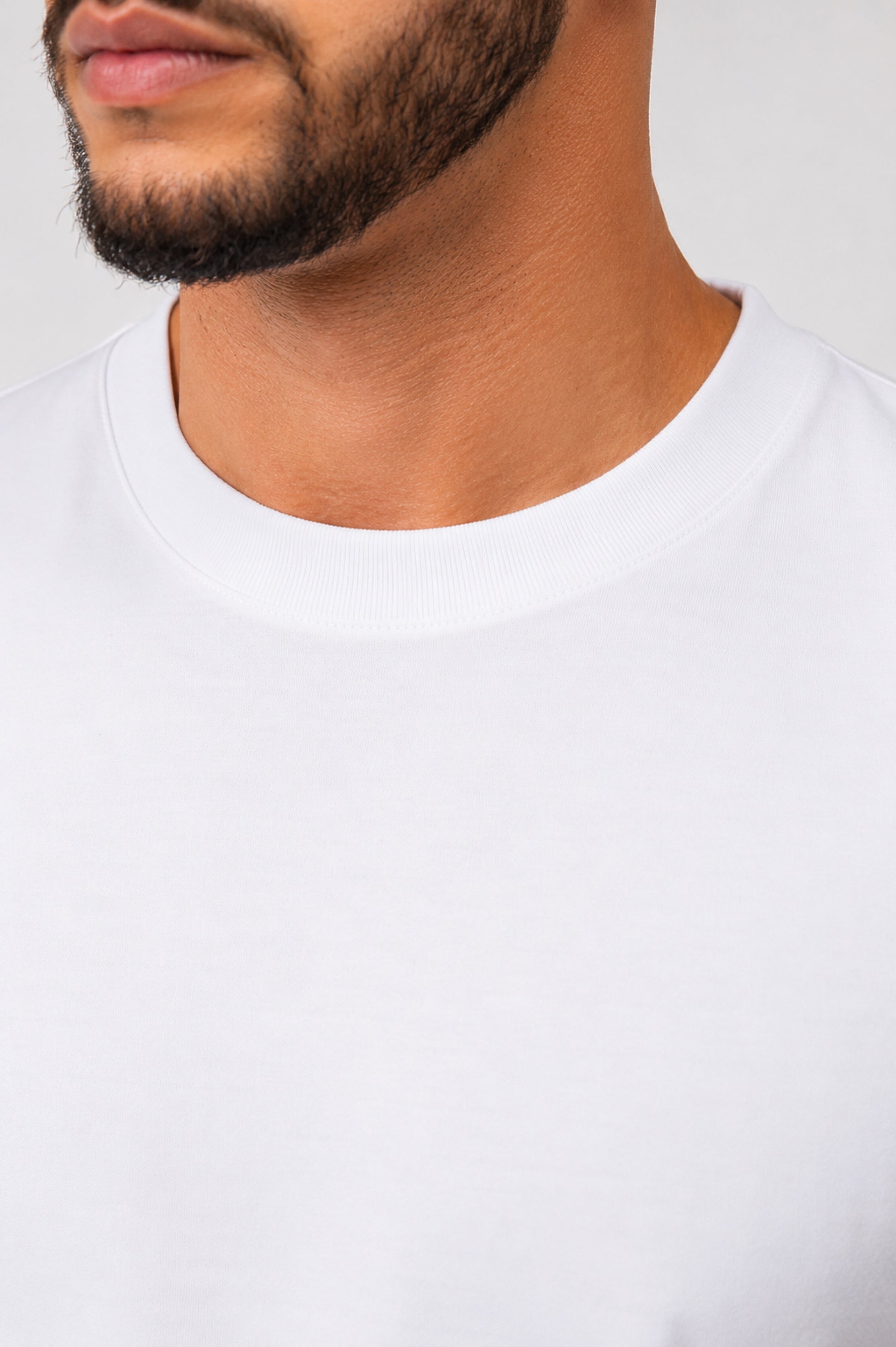 Detalle del cuello y la tela de la camiseta basica Zenth blanca
