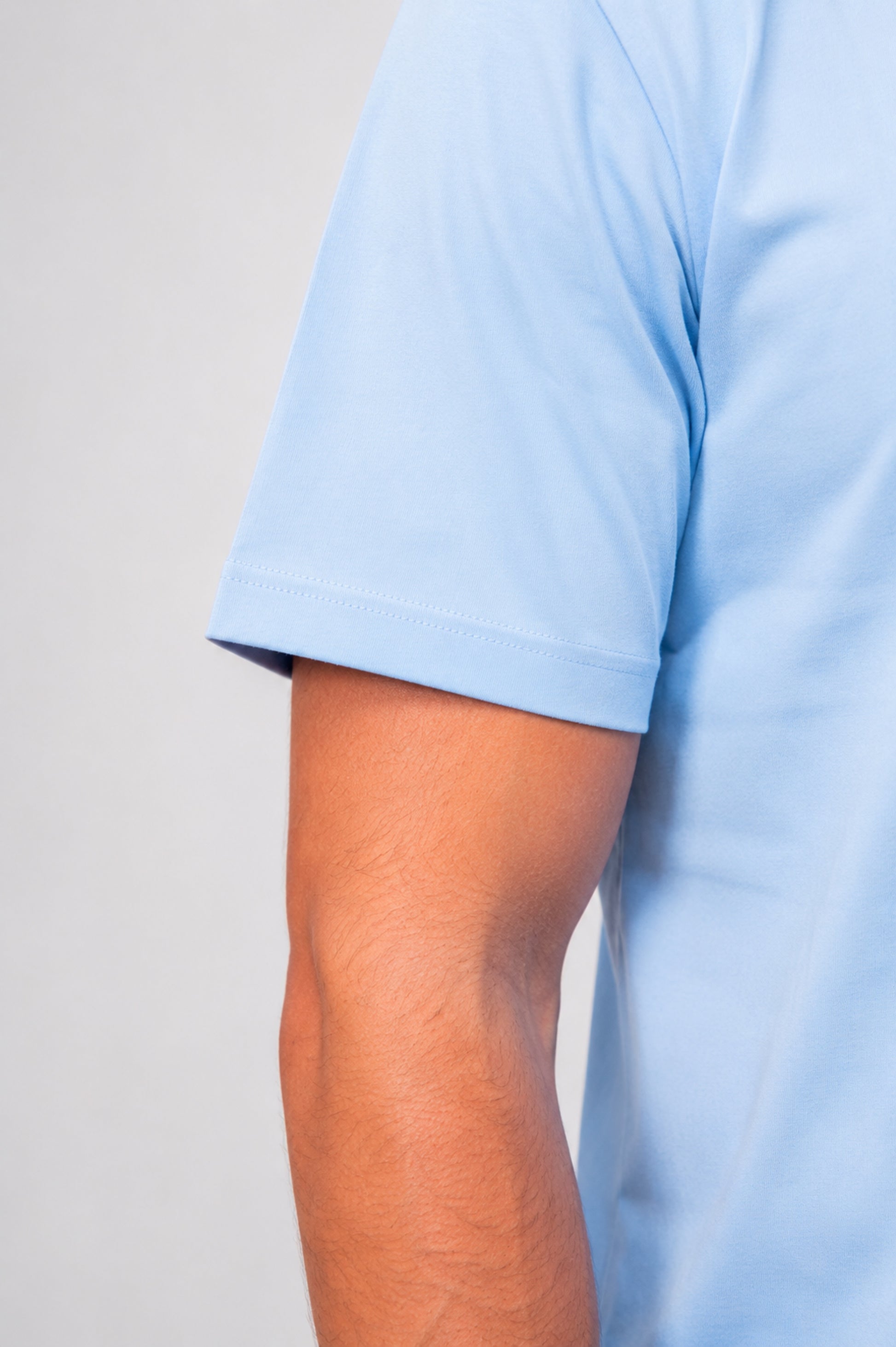 Detalle de la manga y la tela de la camiseta basica Zenth celeste