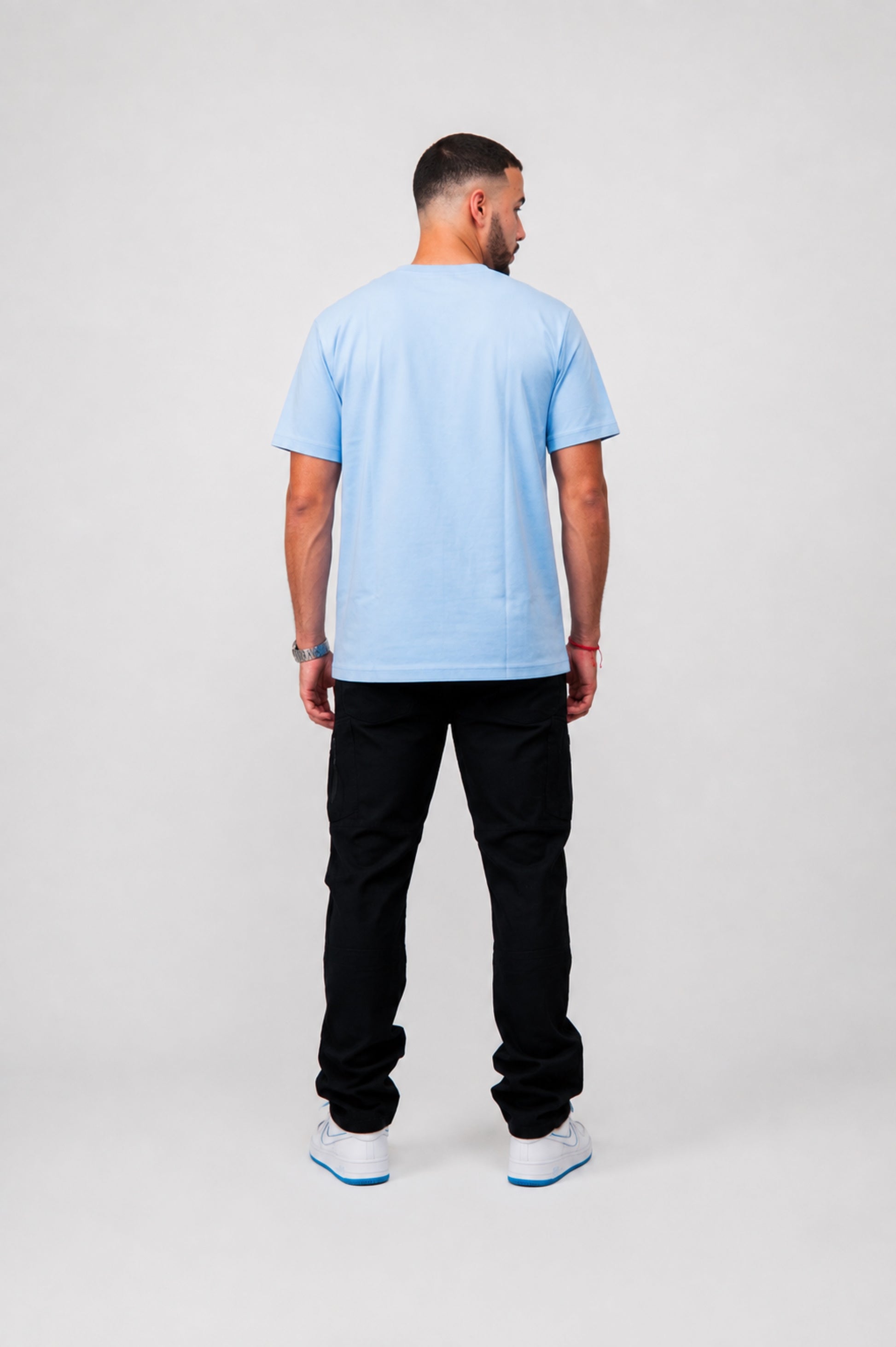 Camiseta basica Zenth celeste, vista de espalda