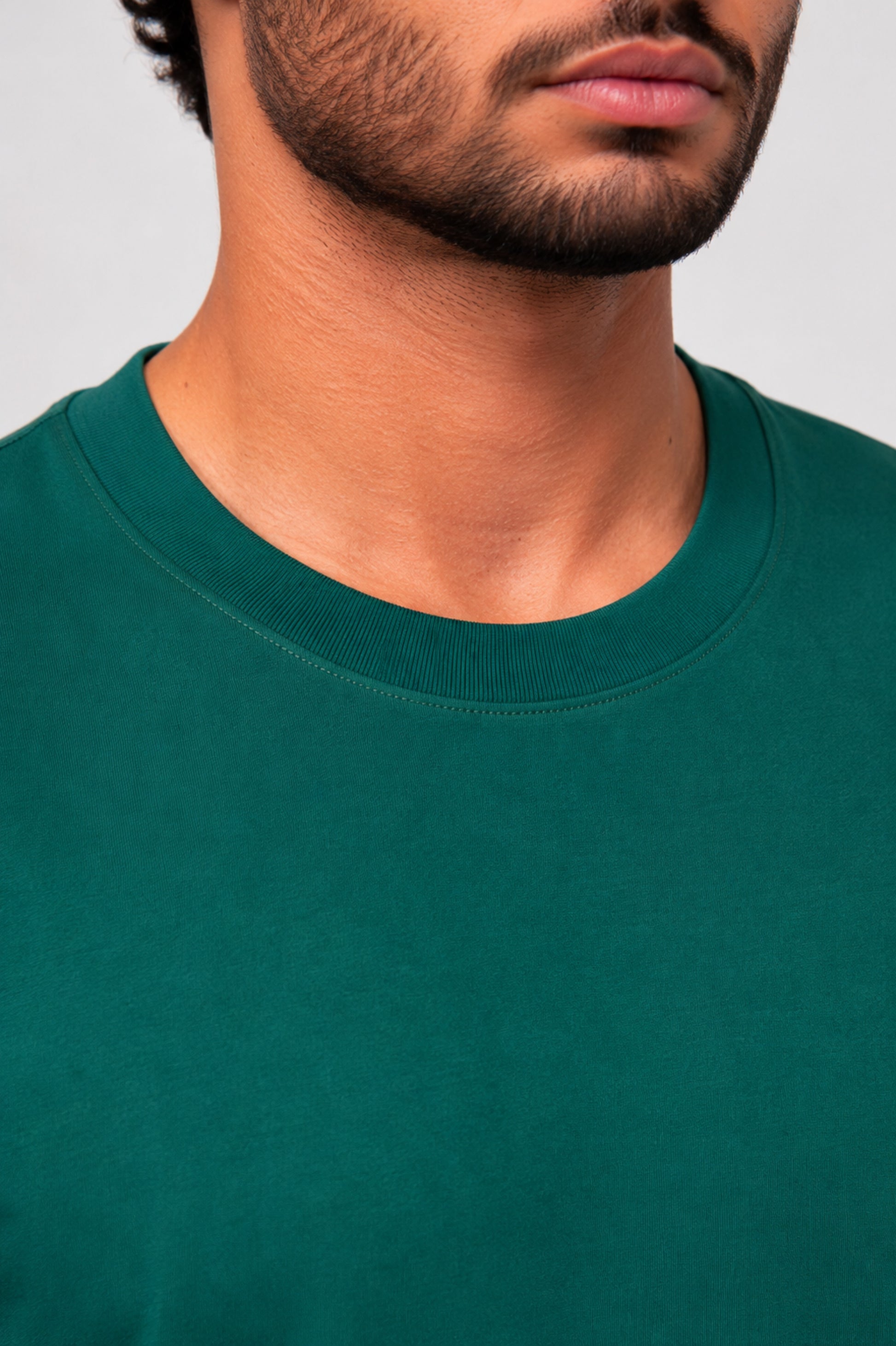 Detalle del cuello y la tela de la camiseta basica Zenth verde