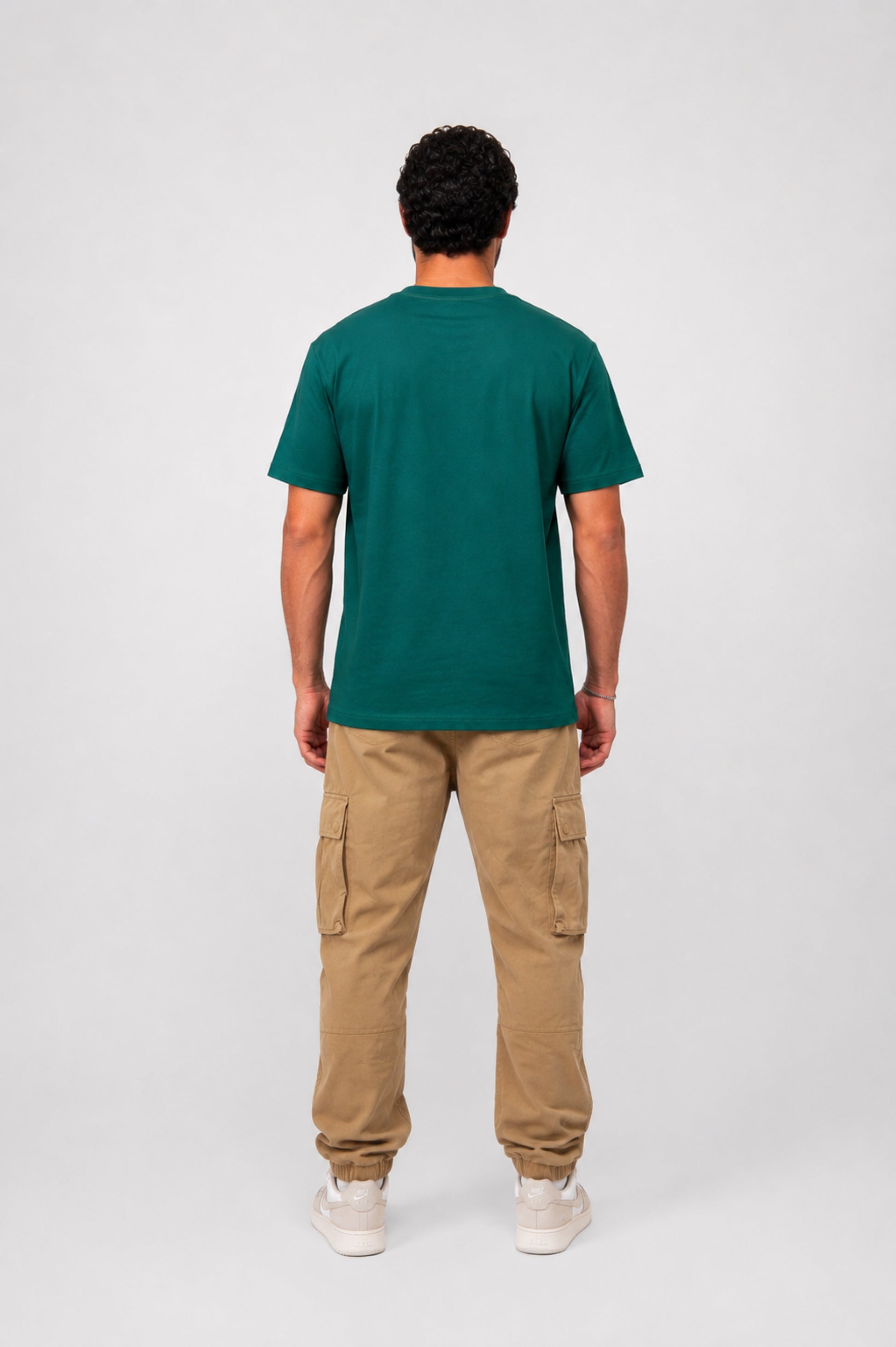 Camiseta basica Zenth verde, vista de espalda